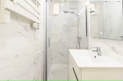 Badezimmer; fliesenboden, tageslicht, renoviert