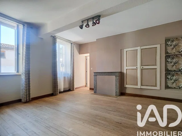 Soggiorno; pavimento in legno, luce naturale