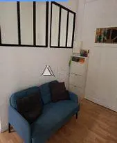 Sala de estar; chão de madeira, luz natural