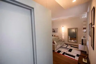 Obývačka; drevená podlaha, prirodzené svetlo