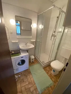 Kupaonica; pločice, prirodno svjetlo