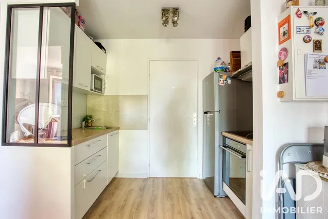 Cucina; elettrodomestici, pavimento in legno, luce naturale