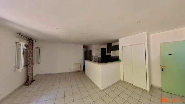 Cucina; pavimento in piastrelle, luce naturale