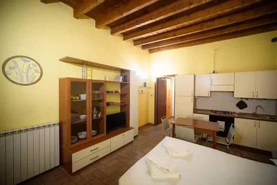 Camera da letto; travi in legno, elettrodomestici, luce naturale