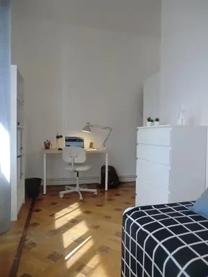 Camera da letto; luce naturale, pavimento in piastrelle