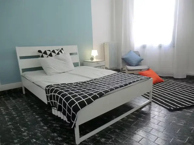 Camera da letto; luce naturale, pavimento in piastrelle
