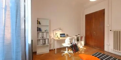 Spálňa; drevená podlaha, prirodzené svetlo