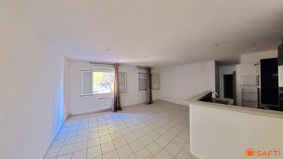 Salon; carrelage, lumière naturelle