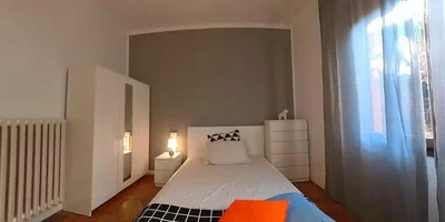 Camera da letto; luce naturale, pavimento in legno