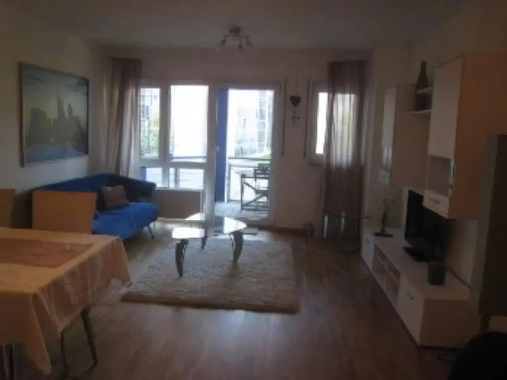 Wohnzimmer; tageslicht, holzboden, moderner stil