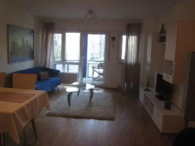 Wohnzimmer; tageslicht, holzboden, moderner stil