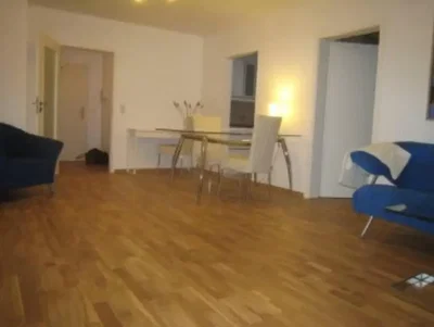 Wohnzimmer; holzboden, tageslicht