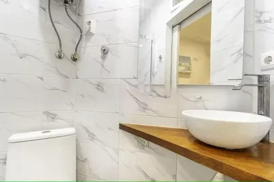 Toilette; fliesenboden, renoviert, tageslicht