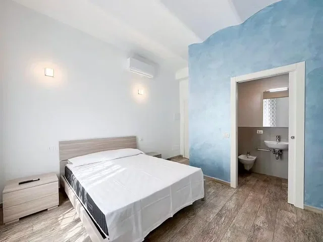 Schlafzimmer; tageslicht, holzboden