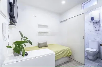 Schlafzimmer; tageslicht, fliesenboden, renoviert