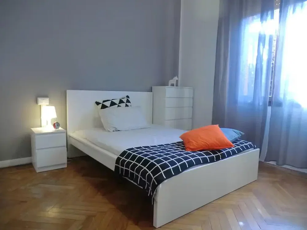 Camera da letto; pavimento in legno, luce naturale
