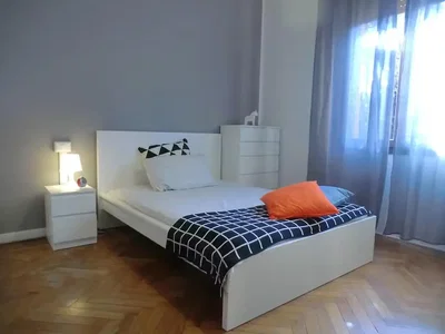 Spálňa; drevená podlaha, prirodzené svetlo