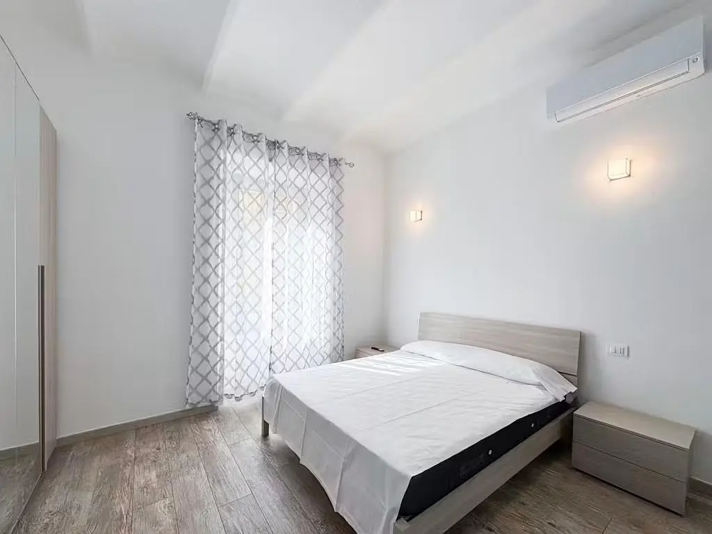 Schlafzimmer; holzboden, tageslicht