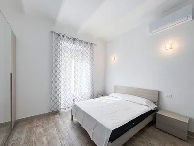 Schlafzimmer; holzboden, tageslicht