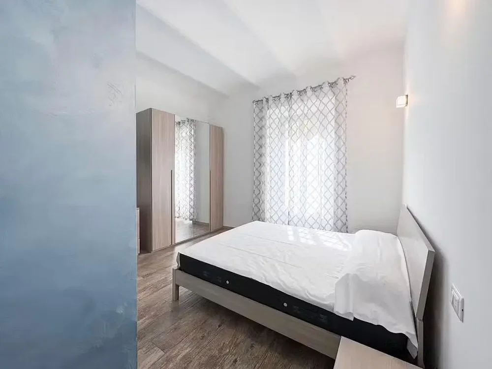 Schlafzimmer; holzboden, tageslicht
