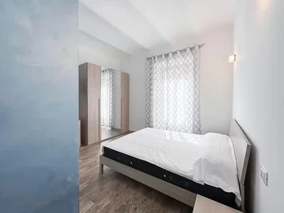 Schlafzimmer; holzboden, tageslicht