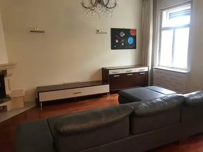 Salon; parquet, cheminée, lumière naturelle