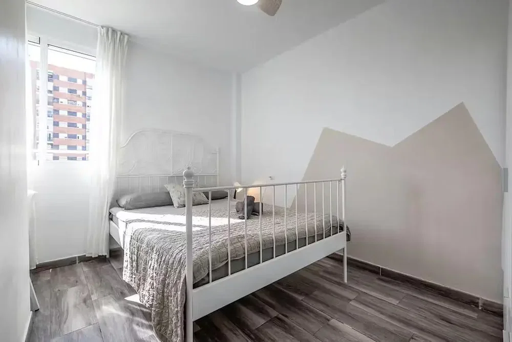 Chambre; lumière naturelle, carrelage