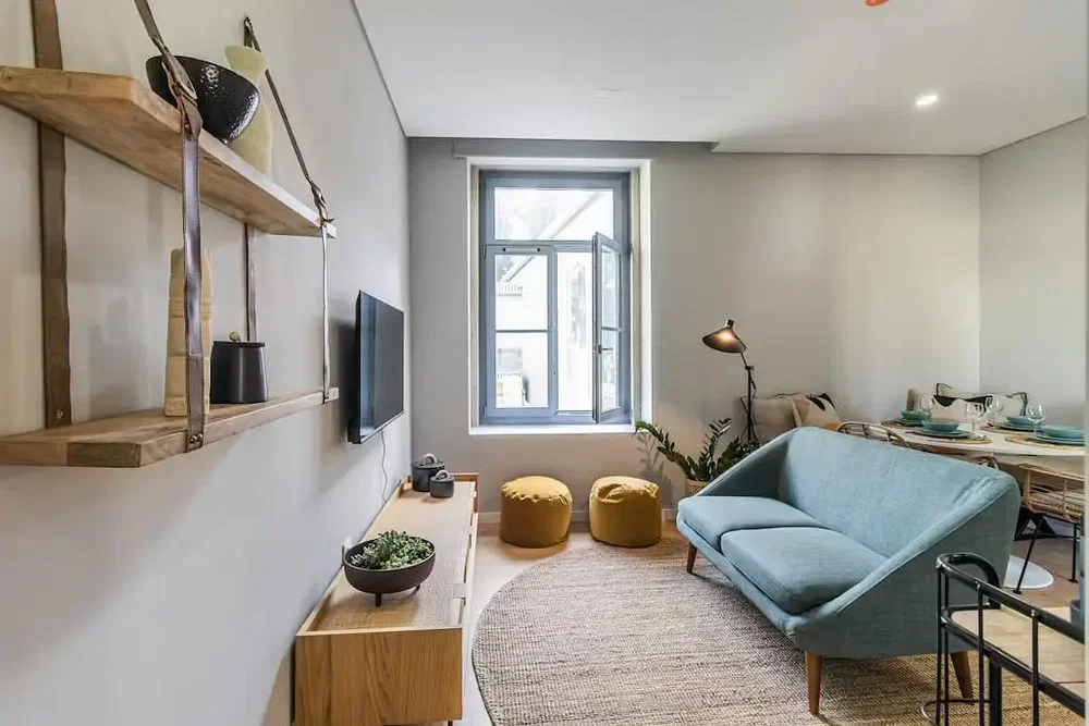 Wohnzimmer; tageslicht, moderner stil, holzbalken