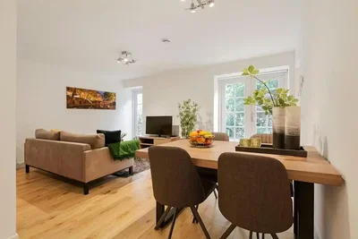 Salon; parquet, lumière naturelle, style moderne