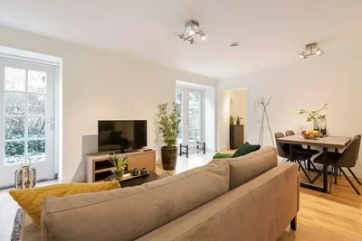 Salon; lumière naturelle, parquet, style moderne
