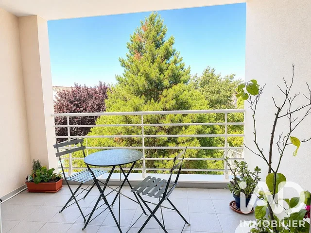 Balcone; vista, luce naturale, pavimento in piastrelle