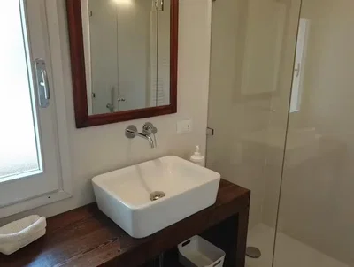 Toilettes; lumière naturelle, parquet