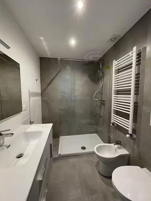 Salle de bain; carrelage, rénové, lumière naturelle