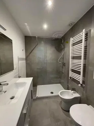 Casa de banho; chão de azulejo, renovado, luz natural