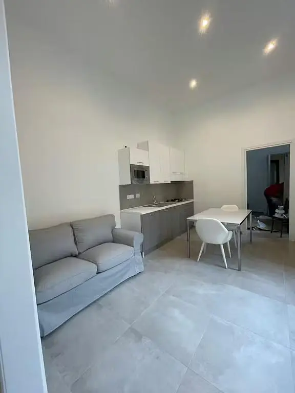 Wohnzimmer; fliesenboden, küchengeräte, tageslicht