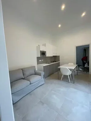 Salon; carrelage, électroménager, lumière naturelle