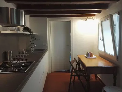 Cuisine; électroménager, poutres en bois, lumière naturelle