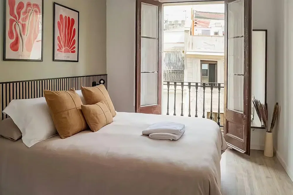 Camera da letto; luce naturale, pavimento in legno