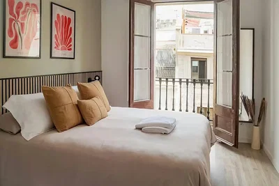 Camera da letto; luce naturale, pavimento in legno