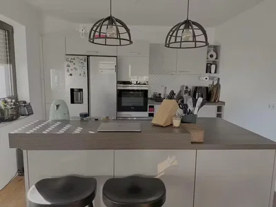 Cozinha; eletrodomésticos, chão de madeira, luz natural, estilo moderno