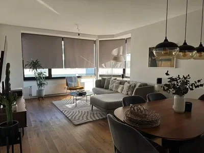 Sala de estar; chão de madeira, luz natural, estilo moderno