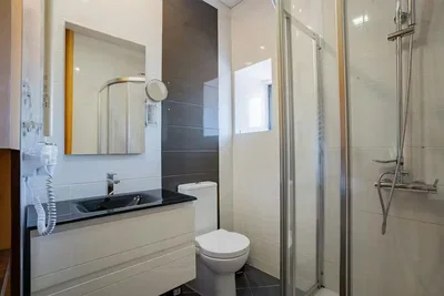 Toilette; fliesenboden, tageslicht
