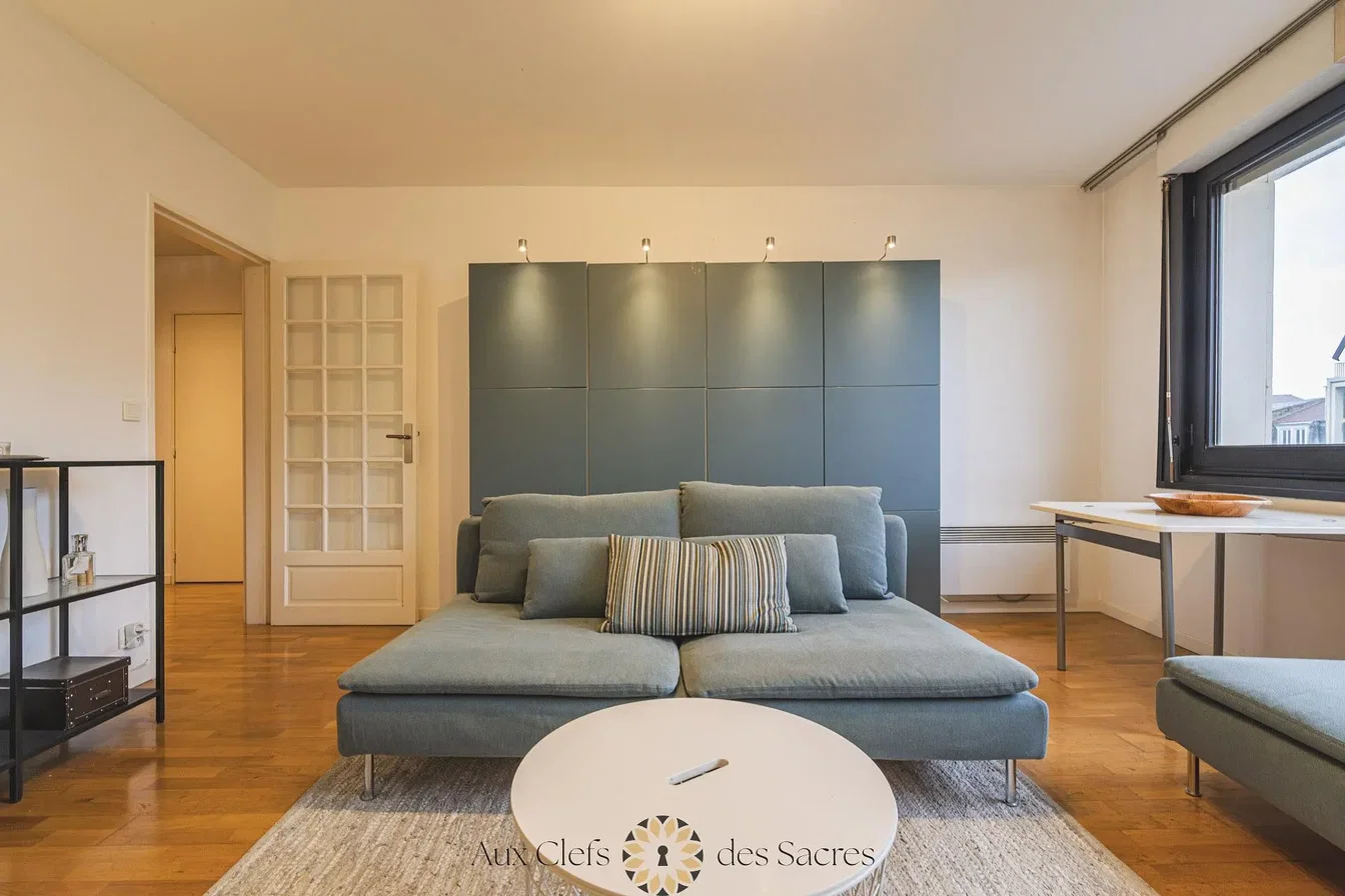 Salón; suelo de madera, luz natural, estilo moderno
