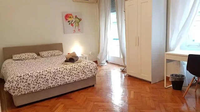 Υπνοδωμάτιο; ξύλινο πάτωμα, φυσικό φως