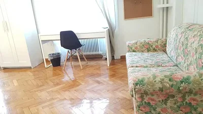 Obývačka; drevená podlaha, prirodzené svetlo