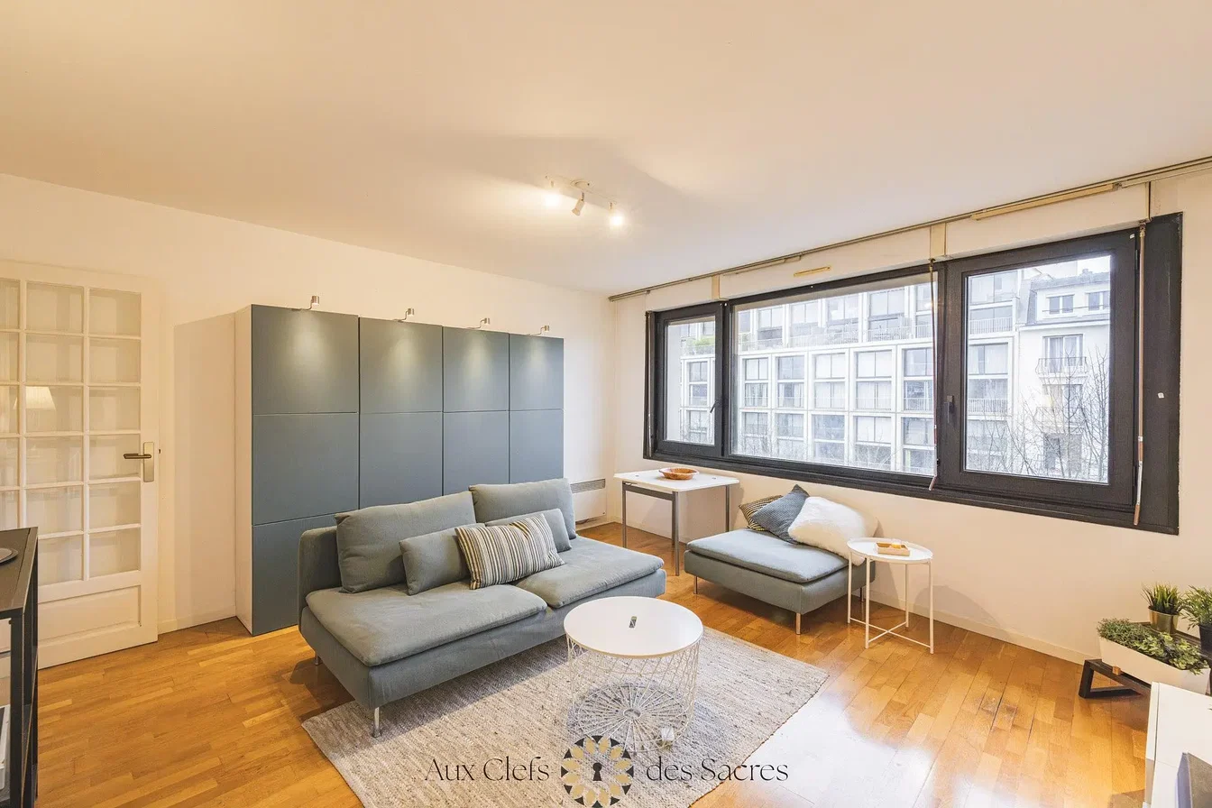 Salón; suelo de madera, luz natural, estilo moderno