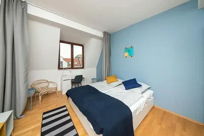 Quarto; chão de madeira, luz natural