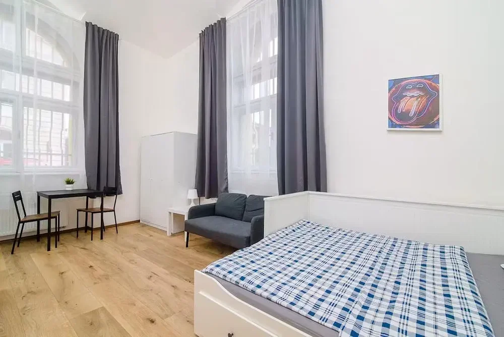Ložnice; dřevěná podlaha, přirozené světlo
