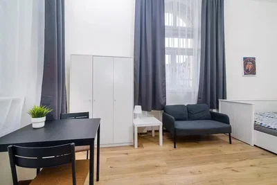 Obývací pokoj; dřevěná podlaha, přirozené světlo
