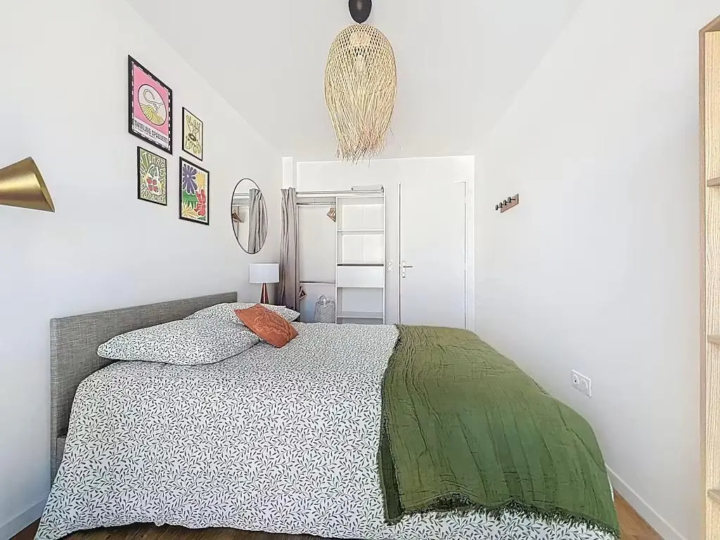 Quarto; luz natural, estilo moderno
